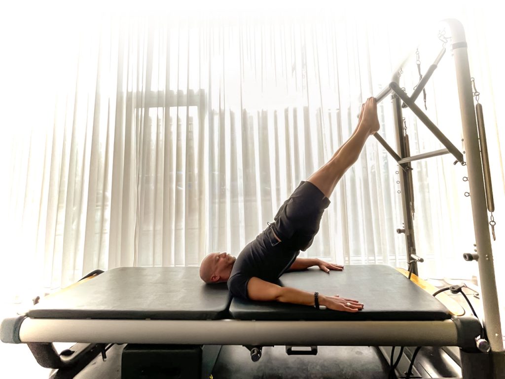 homme sur une machine de reformer pilates